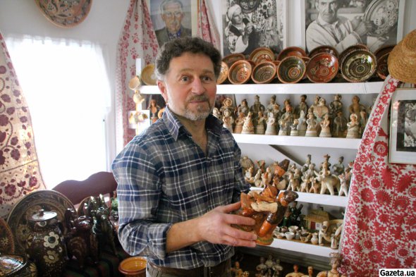 Юрій Пошивайло з ностальгією перебирає родинну колекцію кераміки, згадує свої ранні роботи