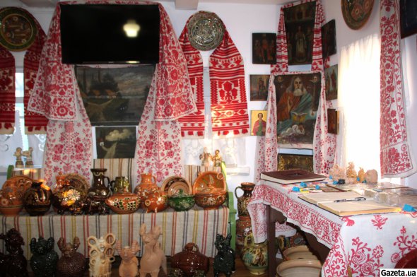 Явдоха Пошивайло с начала 1970-х начала собирать коллекцию керамики, вышивку и народные картины, организовала музей в горнице собственного дома. Это был первый частный музей керамики в УРСР