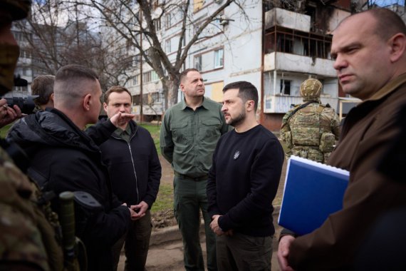 Президент Владимир Зеленский приехал в Запорожье и осмотрел дома в городе, которые обстрелами повредили россияне 22 марта.