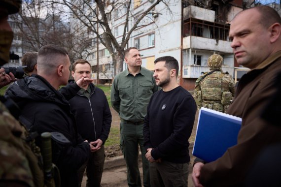 Президент Володимир Зеленський приїхав у Запоріжжя і оглянув будинки в місті, які обстрілами пошкодили росіяни 22 березня.