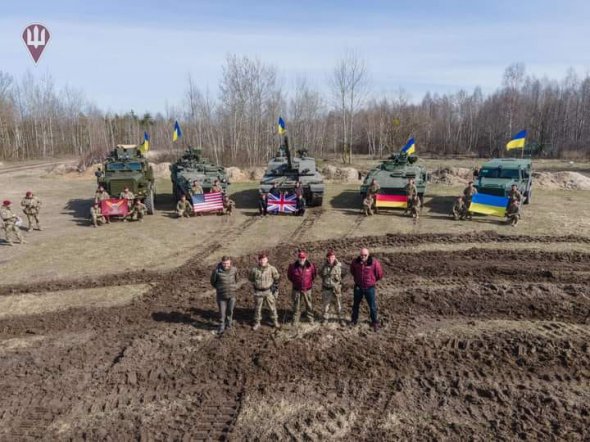 Українські десантники обкатали британські танки і німецькі та американські бронемашини