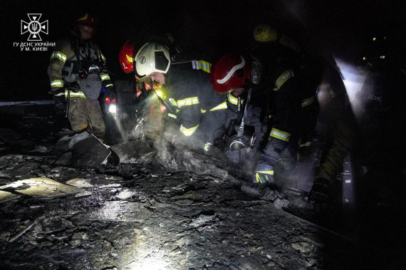 У Святошинському районі Києва впали уламки збитих дронів і почалась пожежа в нежитловій будівлі