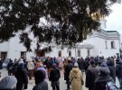 На территории Лавры собрались поклонники РПЦ