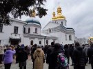 На территории Лавры собрались поклонники РПЦ