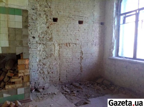 Фото 2017, вскоре после пожара на крыше. В доме Бахмутского разобраны печные ходы, перекопанные углы под полом, кое-где вырыты ямы – будто здесь что-то искали