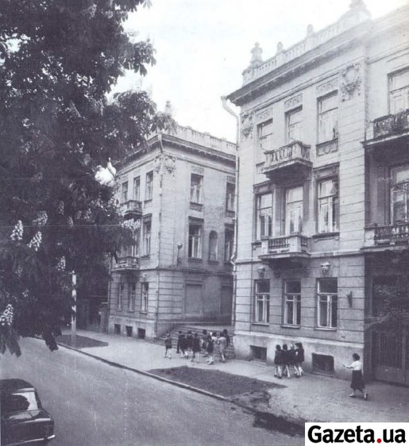 Фото 1978 року. Палац піонерів, колишня будівля Полтавського музичного училища Д.В. Ахшарумова (нині - Палац дитячої творчості)