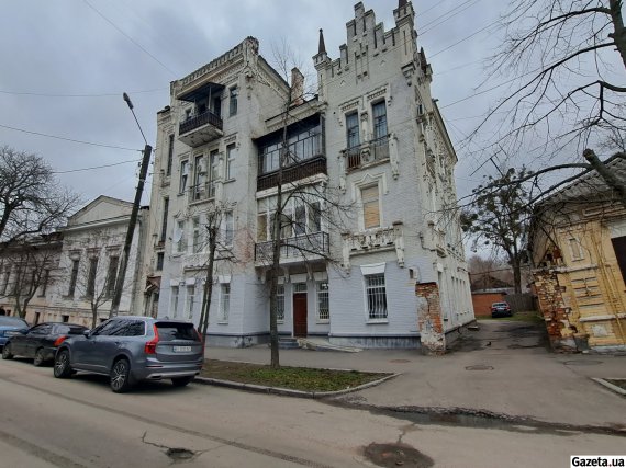 Доходный дом адвоката Перцовича построен в 1908 году в центре Полтавы по проекту архитектора Веселли