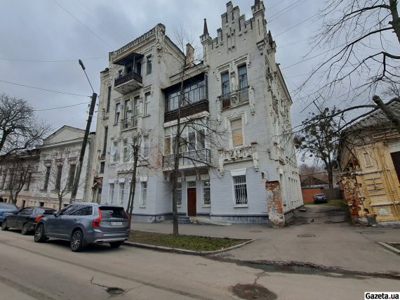Прибутковий будинок адвоката Перцовича споруджений у 1908 році в середмісті Полтави за проєктом архітектора Веселлі