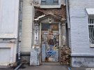 Историческое здание находится в ужасном состоянии – рискует в ближайшие годы потерять свои архитектурные прелести. Городской совет переводит ответственность за сохранение памятника местного значения на владельцев квартир