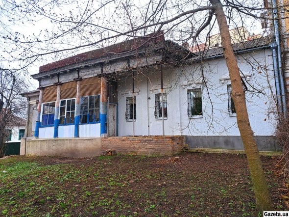Дом на улице Филиппа Орлика 7/8 считается одним из старейших в Полтаве. Возведенный из дерева на манер каменного в стиле раннего классицизма