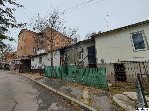 Со стороны двора снесли аварийное деревянное крыльцо, пристроили входы. Считают, что это укрепило конструкцию дома