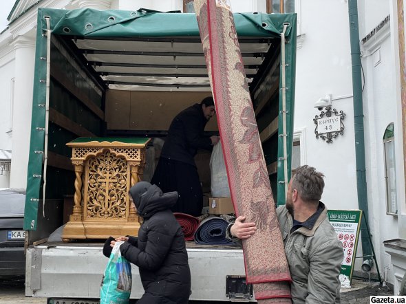 Після богослужіння монахи і служителі продовжили пакувати майно й вивозити речі з лаври