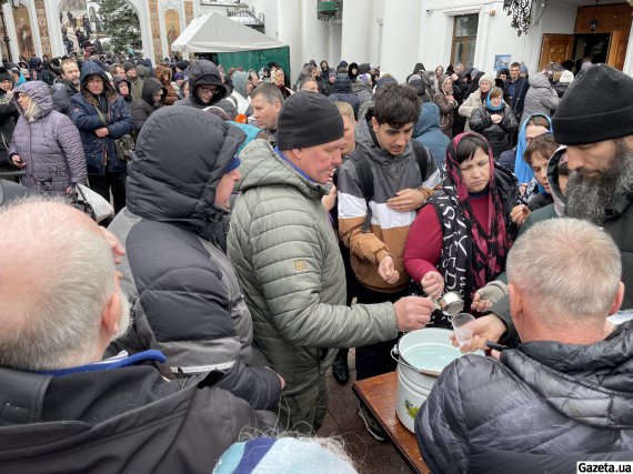 В 6:30 в Киево-Печерской Лавре началось богослужение. 29 марта представители РПЦ должны были покинуть обитель