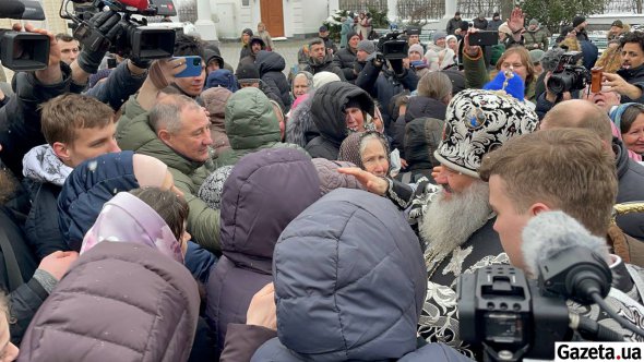 Намісник лаври Павло прийшов на богослужіння у розкішній ризі, вишитій срібними нитками. З обителі виселятися не збирається