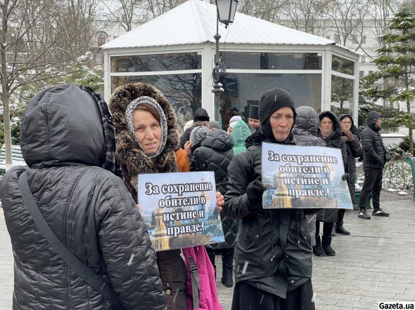 В 6:30 в Киево-Печерской Лавре началось богослужение. 29 марта представители РПЦ должны были покинуть обитель