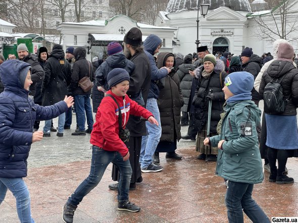 На богослужение собралось более 300 человек