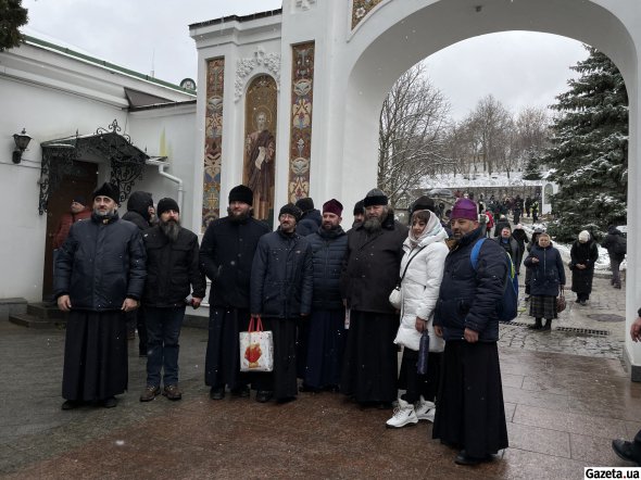 Блогерка Вікторія Кохановська разом зі служителями Києво-Печерської лаври