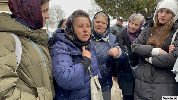 На входе в монастырский комплекс стояли сотрудники полиции. Они также обходили территорию обители и следили за порядком