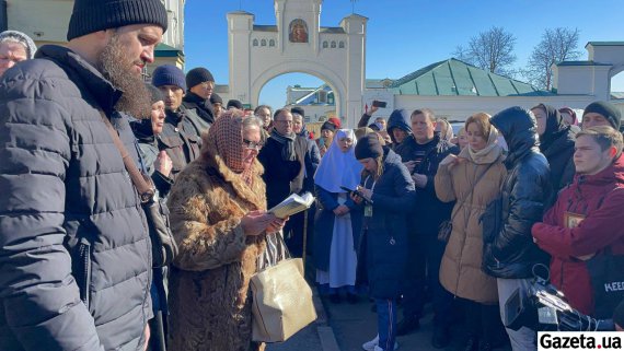 Сторонники МП собрались в Киево-Печерской Лавре, чтобы не пустить на территории министерскую комиссию