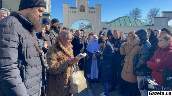 Прибічники МП зібралися в Києво-Печерській лаврі, щоб не пустити на території міністерську комісію