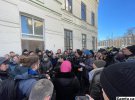 Сторонники МП собрались в Киево-Печерской Лавре, чтобы не пустить на территории министерскую комиссию