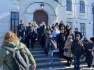 Прибічники МП зібралися в Києво-Печерській лаврі, щоб не пустити на території міністерську комісію