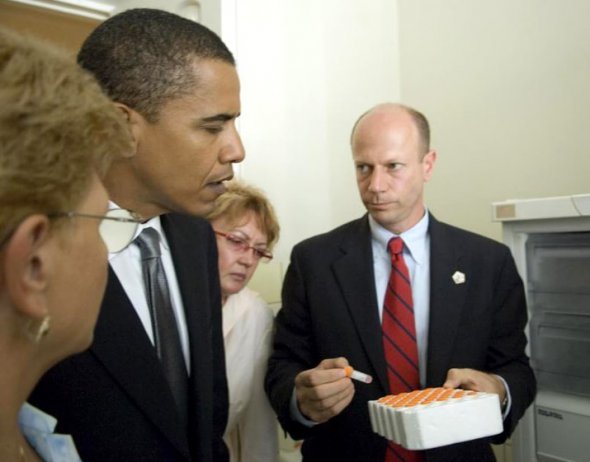 Барак Обама та Ендрю Вебер під час візиту у 2005 році на український об'єкт, де США допомагали вченим, які працюють із небезпечними біологічними матеріалами 