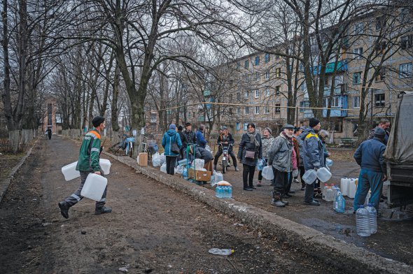 Українські волонтери роздають харчі й воду жителям міста Часів Яр на Донеччині 27 березня 2023-го