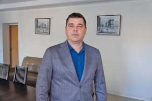 Олександр ХОРЕВ, 41 рік, керівник проєкту  ­”АПК-­Інформ: овочі та фрукти”. Народився 8 червня 1981-го в місті Токмак Запорізької області. Навчався в Дніпровському національному університеті імені Олеся Гончара, спеціальність – ”Екологія”. Із 2006 року працює в інформаційно-аналітичному агентстві ”АПК-Інформ”. Експерт плодо­овочевого ринку. Хобі – риболовля та більярд. Одружений, виховує двох дітей. Живе в Дніпрі