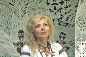 Дарія АЛЬОШКІНА, 41 рік, скульпторка, художниця, авторка мас­штабних витинанок-панно. Народилася 5 березня 1982-го в Києві в родині скульпторів Олекси та Людмили Альош­кіних. Дитинство минуло в селі Букатинка на Вінниччині. 2001 року закінчила Вижницький коледж прикладного мистецтва імені Василя Шкрібляка, 2007-го – Львівську національну академію мистецтв, магістр за спеціальністю ”Монументально-декоративна скульптура”. Працює в галузі станкової та монументальної скульптури, витинанки, графіки. Учасниця понад 30 скульптурних симпозіумів України, Польщі, Литви. Її скульптури є в Києві, Львові, Чорноморську, Жовкві, Коломиї, Сваляві, Калуші, Ґданську. З 2010 року представляє Україну на міжнародних подіях із монументальними витинанками в Польщі, Німеччині, Франції, Південній Кореї, Канаді, Сполучених Штатах Америки, Бельгії, Австрії, Швейцарії, Італії, Данії та інших. Витинанки двічі прикрашали український стенд на книжковому форумі Livre Paris у Парижі. 2018-го бренд Cartier оздобив бутик її паперовими витинанками. Того ж року брала участь у біє­нале високого ремесла та дизайну Révélations Grand Palais у Парижі; витинанками оформлювала український стенд на Maison et object, Paris Design Week. 2019-го представляла експозицію витинанок у штаб-квартирі Організації Об’єднаних Націй у Швейцарії. 2020 року запрошена до участі в бієнале крафтового мистецтва у Венеції. 2021-го мала персональну виставку ”Два проєкти” в Ніцці, а також виставку в рамках Paris Design Week та експозицію The Musée des Beaux-Arts de Nice у Ніцці. Торік мала виставки ”Життя – тендітна квітка” й експозиції ”Мереживо Пам’яті” в Німеччині, Швейцарії, Південній Кореї, Польщі. Подобається українська кухня, зокрема борщ і сало. Слухає джаз. Надає перевагу детективним серіалам. Заміжня. Чоловік Гордій Старух – лірник і скульп­тор. Виховують трьох дітей. Живе та працює у Львові