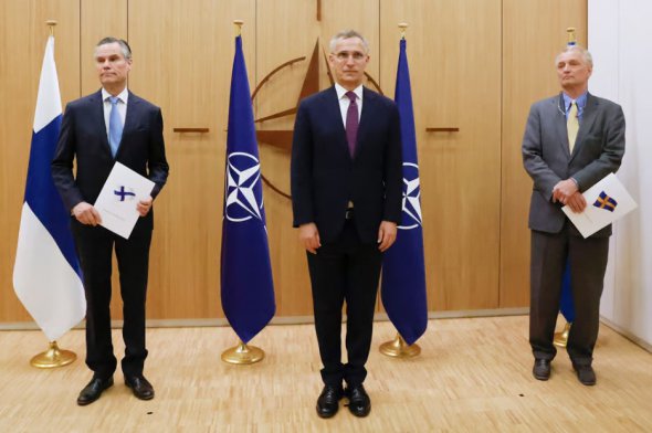 Финляндия и Швеция вместе подали заявку на членство в НАТО в мае 2022 года 