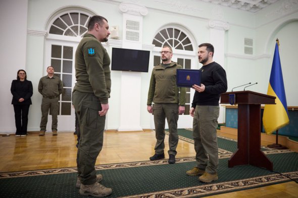 Президент Володимир Зеленський і начальник Чернігівської міської військової адміністрації Дмитро Брижинський (ліворуч)