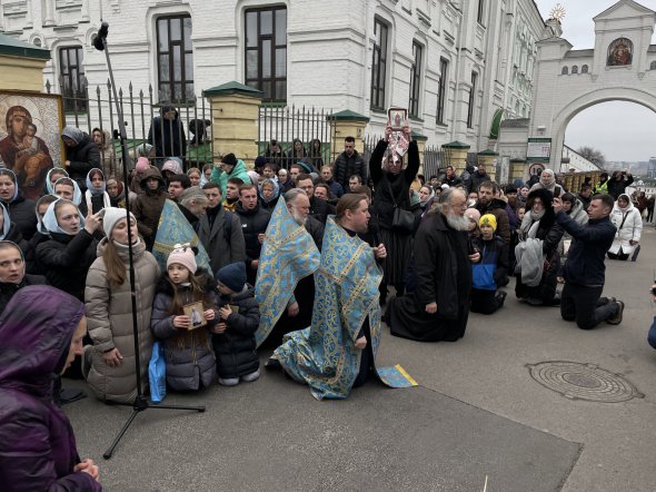 На территории Киево-Печерской лавры собрались поклонники РПЦ в Украине. Они ночуют в храмах и молятся перед входом в обитель