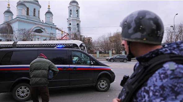 Автомобіль з кореспондентом Wall Street Journal Еваном Гершковичем їде від будівлі суду в Москві, 30 березня 