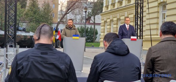 Президент Украины Владимир Зеленский и премьер-министр Польши Матеуш Моравецкий на брифинге