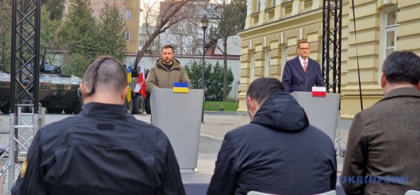 Президент України Володимир Зеленський і прем'єр-міністр Польщі Матеуш Моравецький на брифінгу