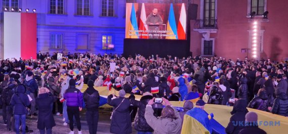 Президент Украины Владимир Зеленский и президент Польши Анджей Дуда выступили перед украинским и польским общинами на площади Королевского замка в Варшаве