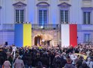 Президент України Володимир Зеленський і президент Польщі Анджей Дуда виступили перед українською і польською громадами на площі Королівського замку у Варшаві