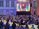 Президент України Володимир Зеленський і президент Польщі Анджей Дуда виступили перед українською і польською громадами на площі Королівського замку у Варшаві