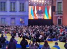 Президент Украины Владимир Зеленский и президент Польши Анджей Дуда выступили перед украинским и польским общинами на площади Королевского замка в Варшаве