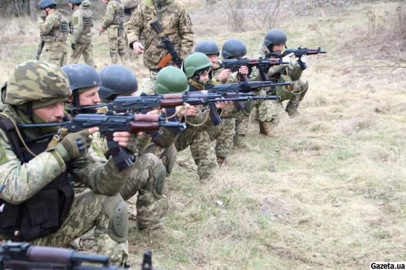 Солдатів навчають поводженню зі зброєю, а також відпрацьовують навички стрільби з різних положень та під час пересування групи