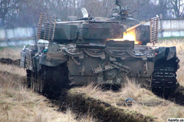 Імітаційна граната вибухає на корпусі танку