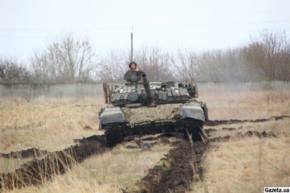 Психологічна підготовка новобранців передбачає "обкатку танками" - солдат повинен дочекатися, поки над ним проїде танк, і жбурнути гранату в трансмісію