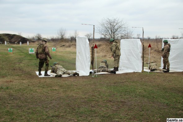 Учебные стрельбы проводят в специально оборудованном на полигоне стрелковом тире под контролем инструкторов