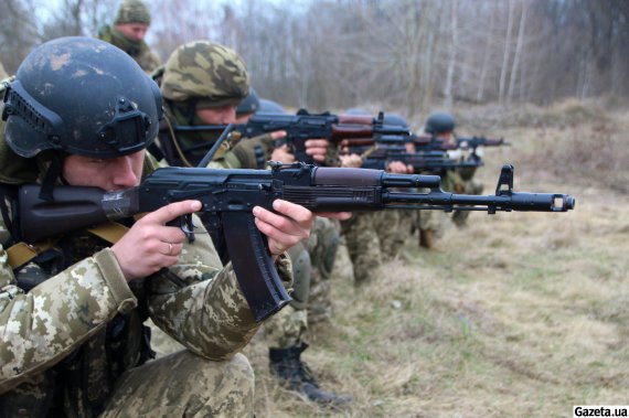 Солдатів навчають поводженню зі зброєю, а також відпрацьовують навички стрільби з різних положень та під час пересування групи