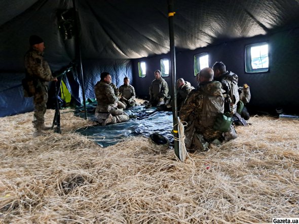 Учебные места на случай дождя устраивают в больших армейских палатках