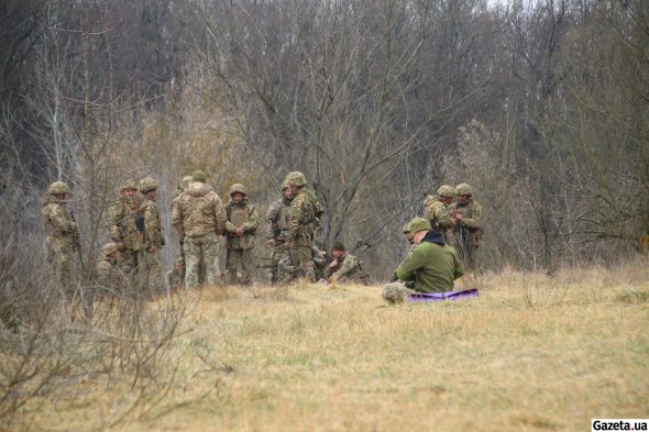 Між вправами інструктори дають солдатам короткі перерви для відпочинку