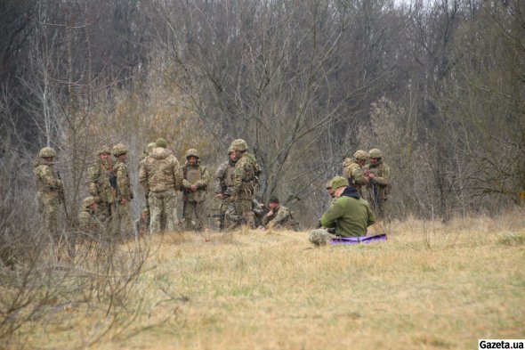 Між вправами інструктори дають солдатам короткі перерви для відпочинку