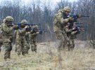 Солдатів навчають поводженню зі зброєю, а також відпрацьовують навички стрільби з різних положень та під час пересування групи