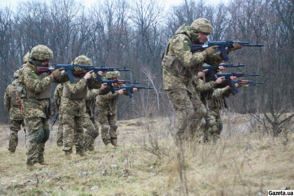 Солдатів навчають поводженню зі зброєю, а також відпрацьовують навички стрільби з різних положень та під час пересування групи